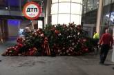 В аэропорту Борисполь рухнула новогодняя елка с игрушками. Фото