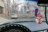 В Николаеве из-за непогоды дерево обрушилось на припаркованное авто и заблокировало проезд