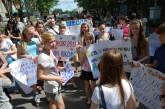 Учащиеся школы № 7 прошли по центральной улице Николаева с лозунгом: «Нашу школу не дадим!»