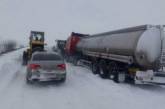 На трассе «Кировоград-Николаев» в снежном плену оказались десятки автомобилей. ВИДЕО