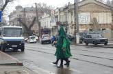 По улицам Николаева бродят ёлочки. Фото