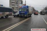 Возле рынка «Колос» столкнулись грузовик сети АТБ и микроавтобус «Мерседес»