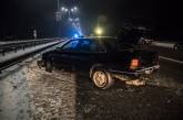 На трассе под Киевом неадекватный водитель Ford два раза влетел в отбойник