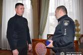 В Николаеве полиция наградила охранника, задержавшего грабителя