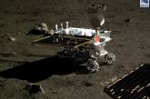 Китайский луноход ездит по Луне. Видео