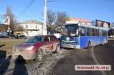 На кольце автовокзала столкнулись автобус и «Ниссан»