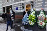 В Киеве под здание Минздрава принесли похоронные венки