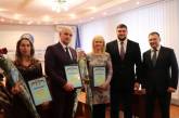 Алексей Савченко вручил сертификаты на жилье сотрудникам налоговой