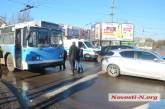 В центре Николаева пробка — столкнулись «Лексус» и троллейбус