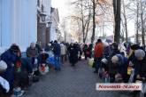 В Николаеве очередь из желающих освятить воду растянулась на три квартала