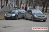 В центре Николаева Mitsubishi въехал в припаркованный Chevrolet 