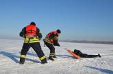 Николаевские спасатели отработали навыки спасения человека, провалившегося под лёд 