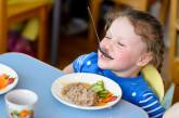 Картофель, много сахара и минимум фруктов: чем кормят детей в школах и детсадах Николаева?