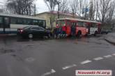 В Николаеве пассажиры толкали остановившийся на перекрестке троллейбус. ВИДЕО
