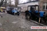 В Николаеве кран и трактор пытаются вытащить бензовоз, застрявший на Новозаводской. ВИДЕО