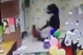 В ТЦ Запорожья блогерша, дающая советы по воспитанию детей, избила ногами своего шестилетнего сына