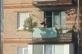 Житель Запорожья выбросил новогоднюю елку с балкона. ВИДЕО
