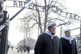 Появилось видео, как бывшие узники Освенцима почтили память жертв Холокоста