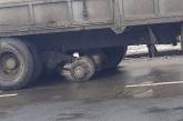 В Николаеве у грузовика оторвалась спарка колес: одно проломило крышу, второе попало в авто