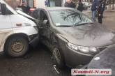 В центре Николаева столкнулись три автомобиля: пострадала женщина