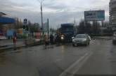 В Николаеве фура «притерла» учебный автомобиль