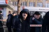 Подозреваемого в двойном убийстве в Николаеве увозит полиция. ВИДЕО