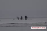 В Николаеве тонкий лед на лимане не пугает рыбаков: они отходят от берега на 300 метров