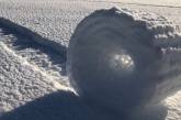 На полях в Англии снег самостоятельно свернулся в удивительные рулоны. ФОТО