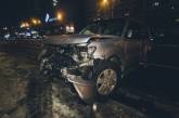 В Киеве Mitsubishi влетел в отбойник и выехал на обочину: пострадал водитель