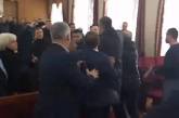 В Житомире на сессии облсовета из-за смертельного ДТП подрались депутаты. ВИДЕО