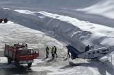 На курорте в Альпах самолет врезался в сугроб. ВИДЕО