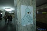 Активист из Винницы изрезал портреты Шевченко в киевском метро. ВИДЕО