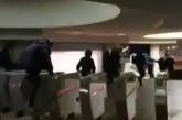В Харьковском метро подростки устроили массовое перепрыгивание турникетов. ВИДЕО