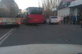 В Николаеве на остановке автобус «притер» маршрутку — на Богоявленском проспекте пробка