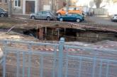 В Киеве из-за провала дороги образовалась огромная яма. ФОТО