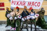 «Рожай мясо»: активистки Петербурга провели акцию с «окровавленными» свертками и георгиевскими лентами