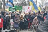 В Киеве под Кабмином нотариусы протестуют против действий Минюста