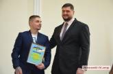Савченко вручил квартиры четырем десяткам сирот