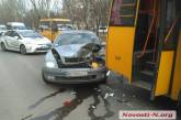 В центре Николаева «Шкода» врезалась в маршрутку — пострадал пассажир