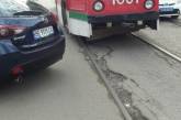 В центре Николаева припаркованная «Мазда» заблокировала движение трамваев