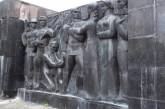 Во Львове снесли 30-метровую стелу на Монументе славы. ВИДЕО