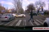 В Николаеве водитель «Опеля» едва не спровоцировал ДТП и ударил таксиста. ВИДЕО