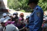 Дети пожелали милиционерам “крепких наручников и пистолетов”