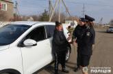  На Николаевщине полицейские дарили розы женщинам-водителям. ФОТО 