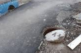 В Николаеве бетонная крышка, закрывающая канализацию, балансирует «на честном слове»