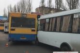 В Николаеве на остановке столкнулись автобус и маршрутка