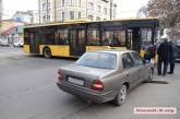 В центре Николаева на перекрестке автомобиль такси врезался в троллейбус