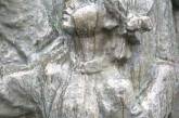 В Ровно на Монументе Славы солдату и девочке отпилили пальцы и нос
