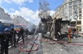 В Париже "желтые жилеты" подожгли банк с людьми внутри. ФОТО