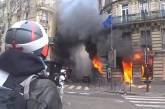В Париже «желтые жилеты» подожгли банк с людьми внутри: 11 пострадавших. ВИДЕО